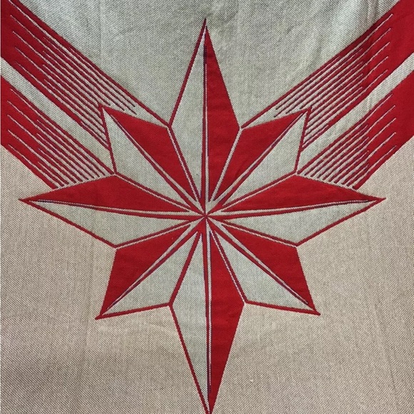 Captain Marvel Protector of The Skies Woven Tapestry Throw Blanket 48" x 60" New - Picture 4 of 9